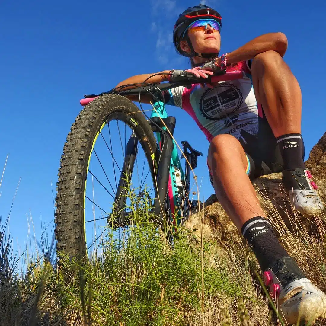 Paola Zahonero con sus Calcetines Compresivos Sportlast Cómo iniciarse en ciclismo