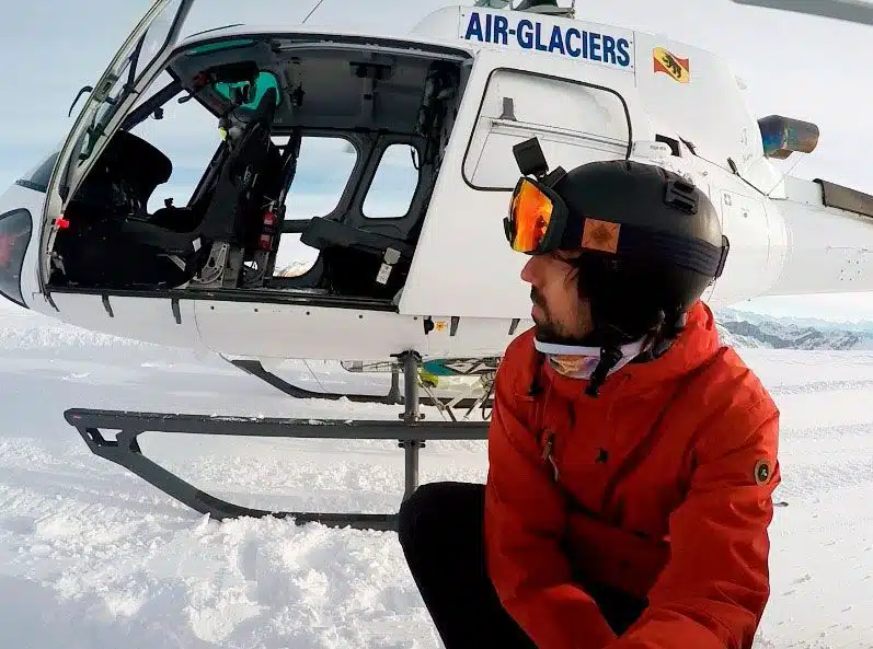 Preparado para descender un pico con nieve virgen en Glacier 3000 (Suiza)