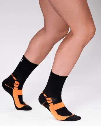Calcetines de compresión caña baja color negro y naranja”