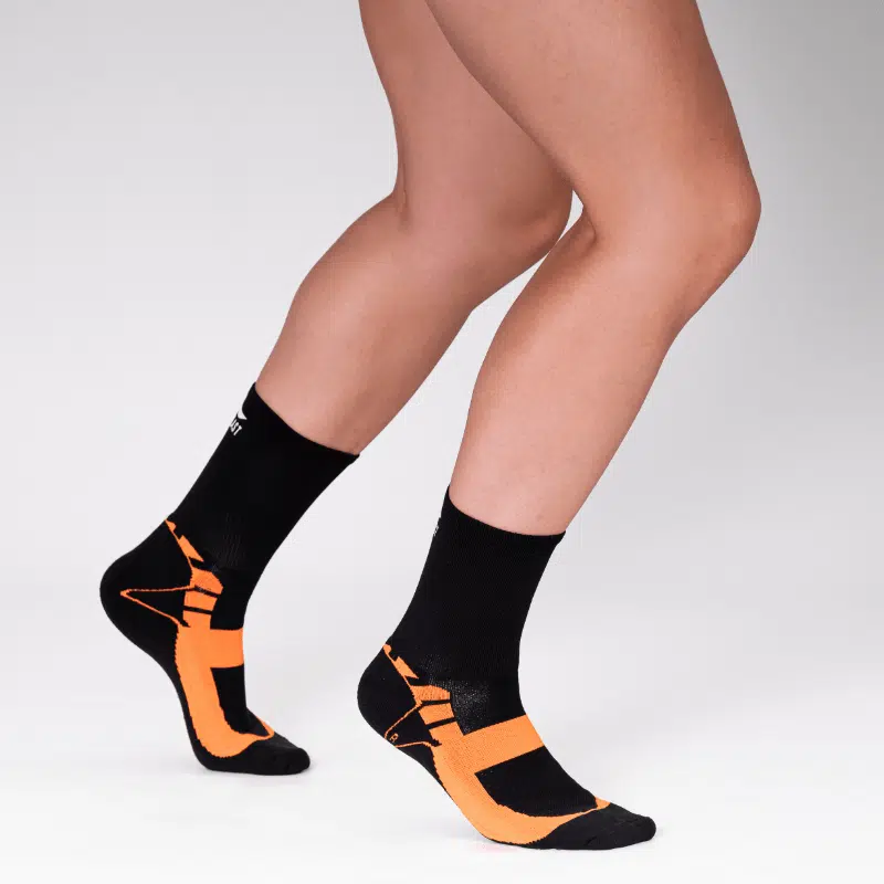 Calcetines de compresión caña baja color negro y naranja”