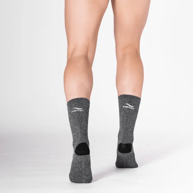 Calcetines de compresión para crossfit de caña baja color gris con detalles en negro