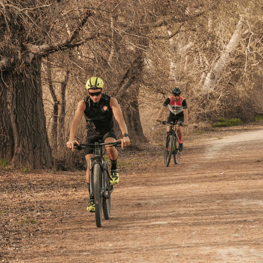 Ciclistas y medias de compresión